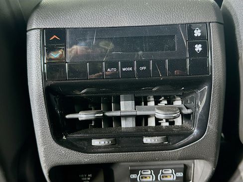 Used 2022 Jeep Grand Cherokee L Laredo image 27