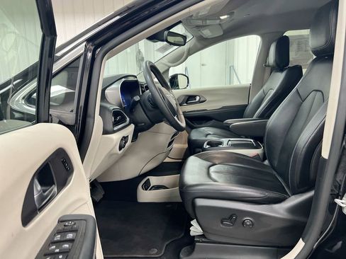 Used 2024 Chrysler Pacifica Touring-L image 19