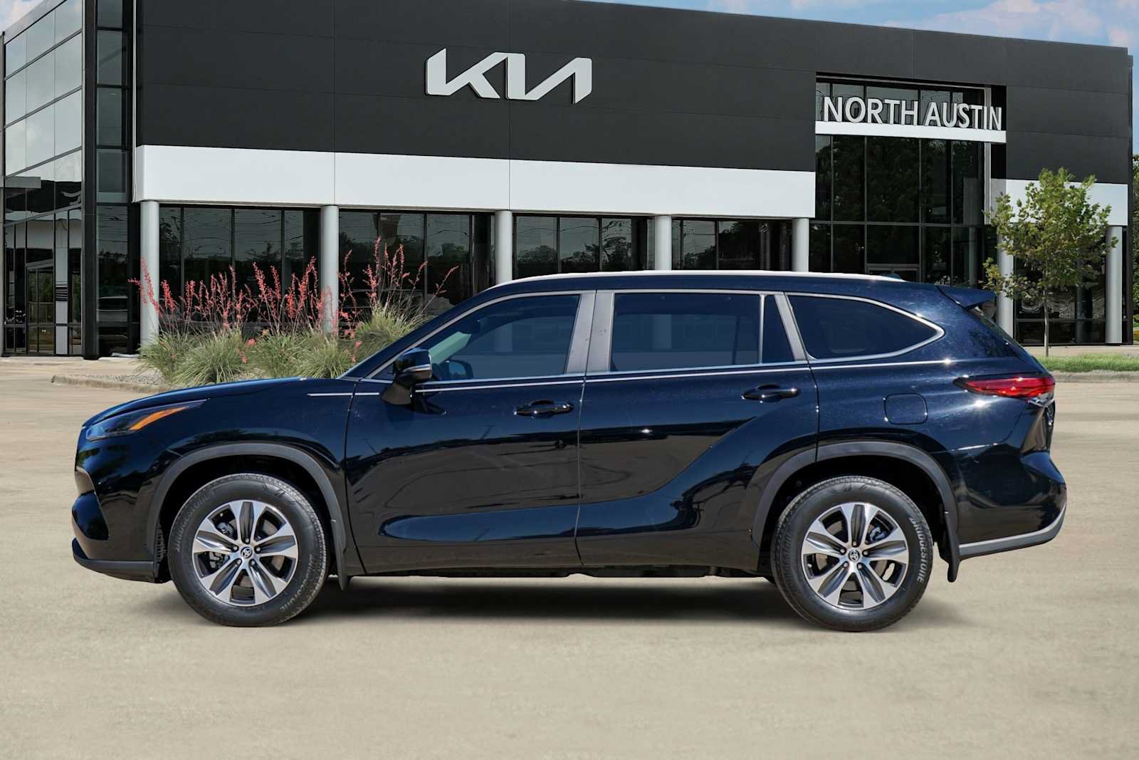 Used 2023 Toyota Highlander XLE FWD image 13