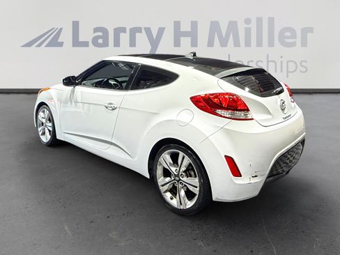 Used 2017 Hyundai Veloster Value Edition image 3