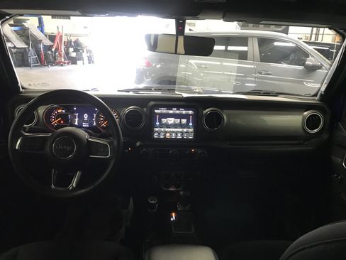 Used 2018 Jeep Wrangler Unlimited Sahara AWD/4WD image 16