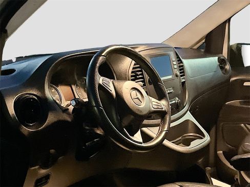 Used 2023 Mercedes-Benz Metris image 9