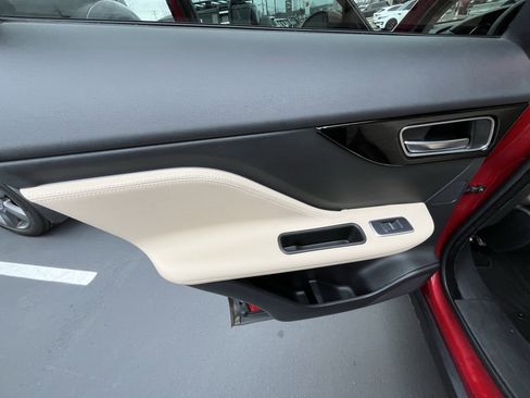 Used 2018 Jaguar F-PACE Premium image 29