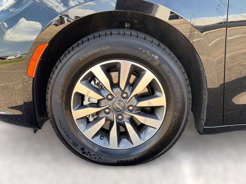 Used 2024 Chrysler Pacifica Touring-L FWD image 11