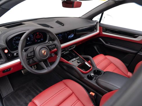 Used 2025 Porsche Cayenne S image 4