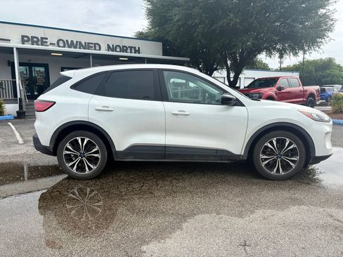 Used 2022 Ford Escape SE w/ SE Sport Appearance Package FWD image 2