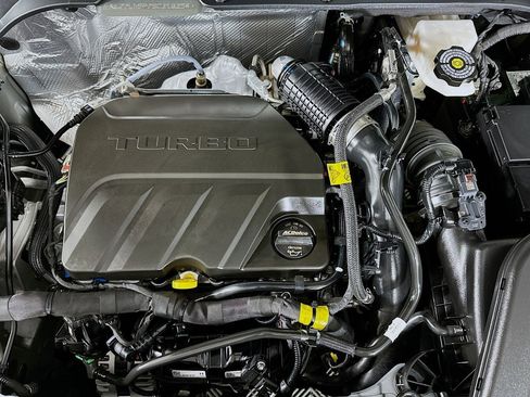 Used 2025 Chevrolet Trax LT w/ Driver Confidence Package image 13