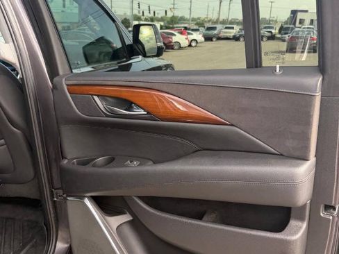 Used 2018 Cadillac Escalade ESV Premium Luxury AWD/4WD image 33