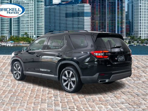 Certified 2023 Honda Pilot Touring image 6