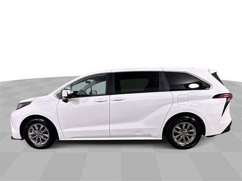 Used 2022 Toyota Sienna LE image 5