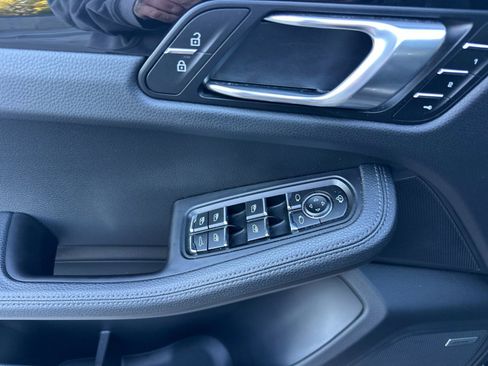 Used 2023 Porsche Macan image 12