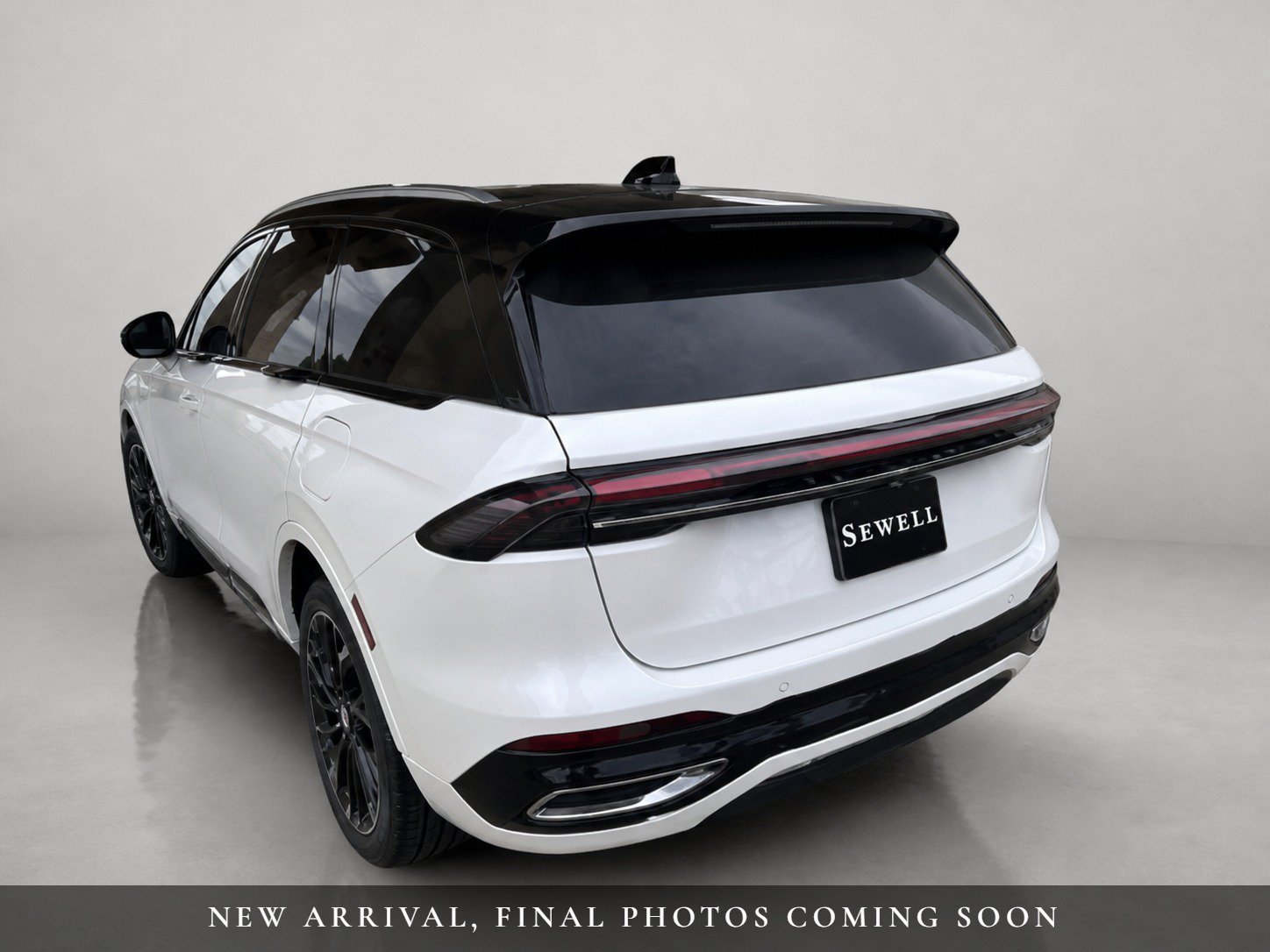 Used 2025 Lincoln Nautilus Reserve AWD/4WD image 2