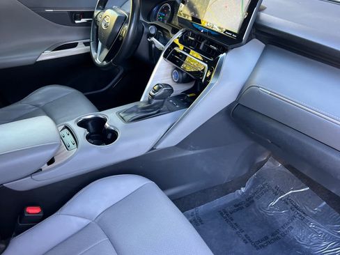 Used 2021 Toyota Venza Limited image 17
