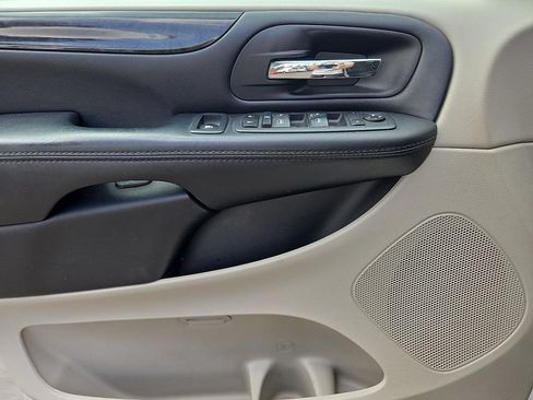 Used 2019 Dodge Grand Caravan SE FWD image 15