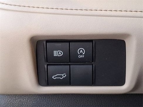 Certified 2023 Toyota Highlander XLE image 28