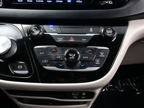 Used 2017 Chrysler Pacifica Touring-L Plus image 22