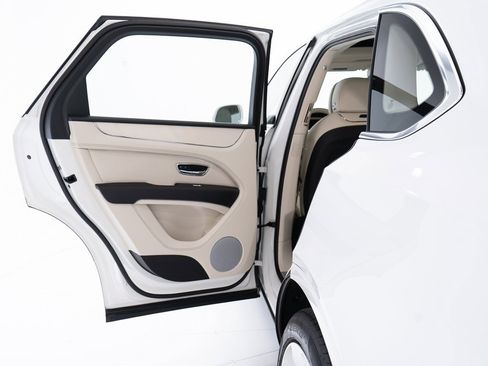 Used 2024 Bentley Bentayga V8 image 20