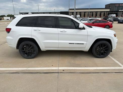Used 2018 Jeep Grand Cherokee Altitude AWD/4WD image 2