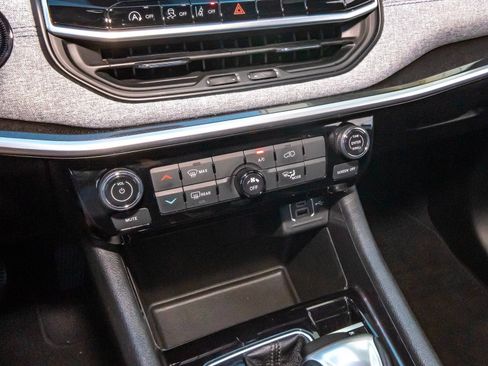 Used 2025 Jeep Compass Latitude image 25