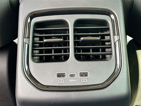 New 2025 VinFast VF 8 Eco AWD/4WD image 24