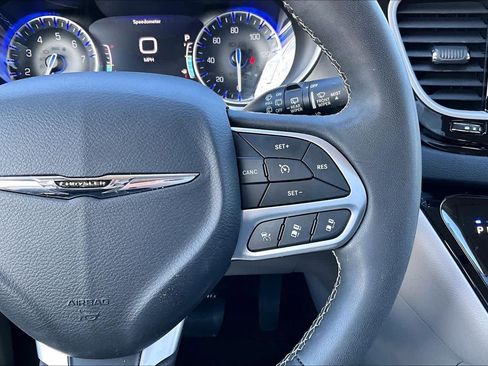 Used 2023 Chrysler Pacifica Touring-L image 24