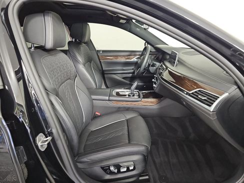 Used 2022 BMW 740i w/ M Sport Package RWD image 8