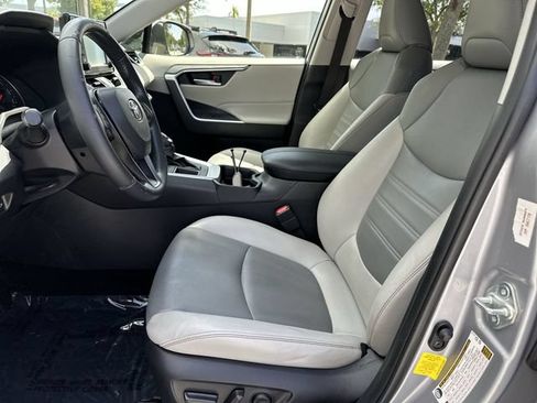 Used 2019 Toyota RAV4 XLE Premium FWD image 11