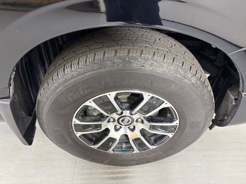 Used 2021 Nissan Titan SV w/ SV Convenience Package image 11