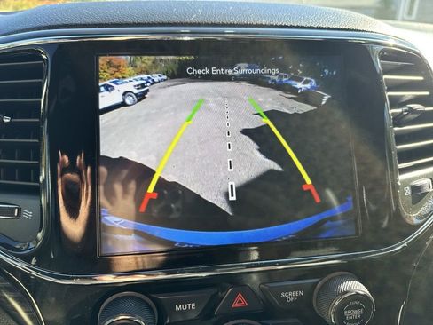 Used 2022 Jeep Grand Cherokee Laredo X image 17