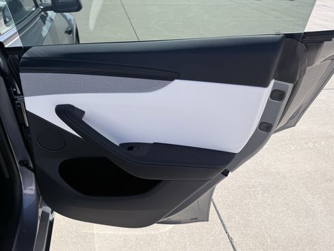 Used 2026 Tesla Model Y AWD image 37