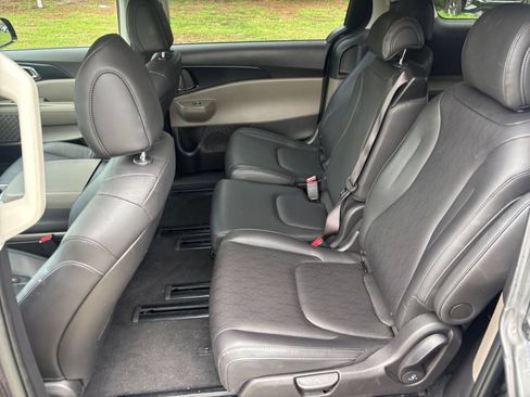 Used 2026 Kia Carnival FWD image 28