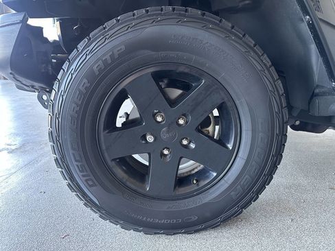 Used 2012 Jeep Wrangler Unlimited Rubicon image 37