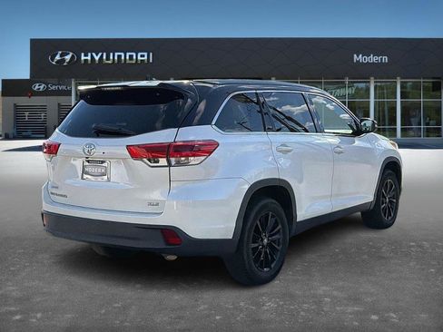 Used 2019 Toyota Highlander XLE image 3
