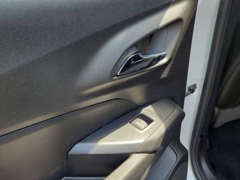 Used 2025 Chevrolet Trax LT FWD image 18
