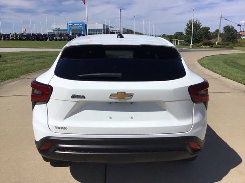 Used 2024 Chevrolet Trax LS w/ LS Convenience Package FWD image 5