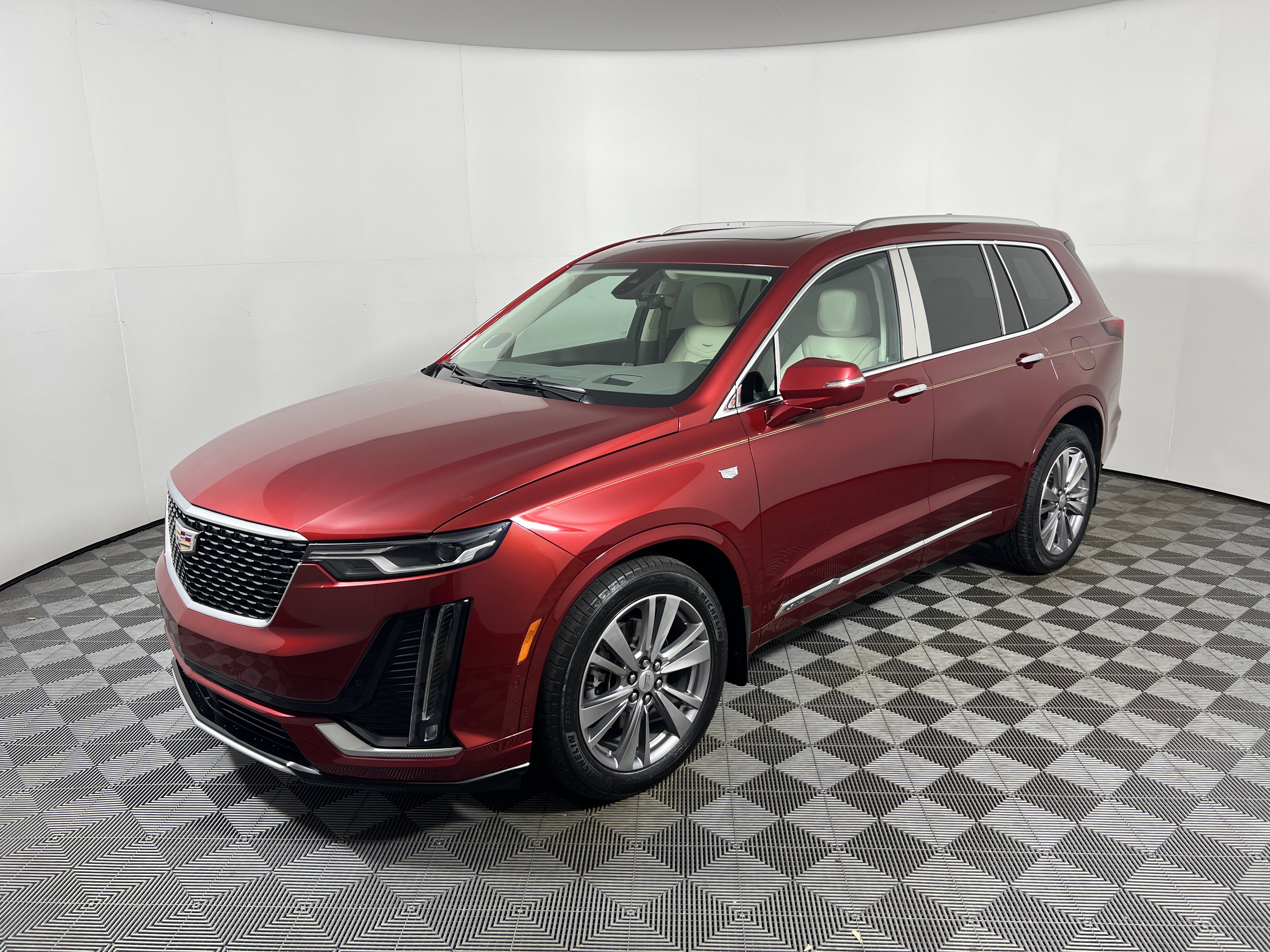 Used 2024 Cadillac XT6 Premium Luxury w/ Technology Package FWD image 9