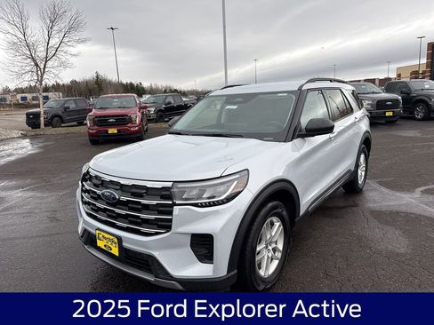Used 2025 Ford Explorer Active image 3