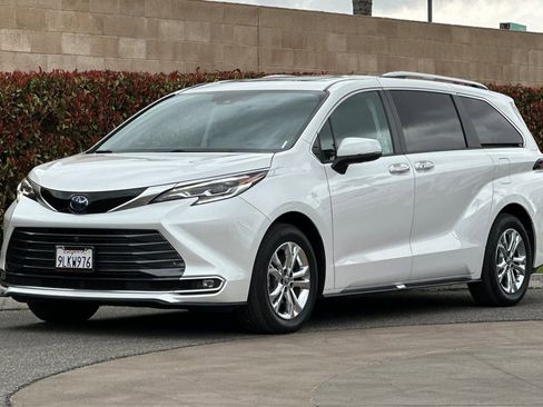 Used 2024 Toyota Sienna Platinum image 8
