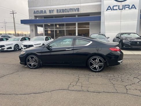 Used 2017 Honda Accord Touring image 4