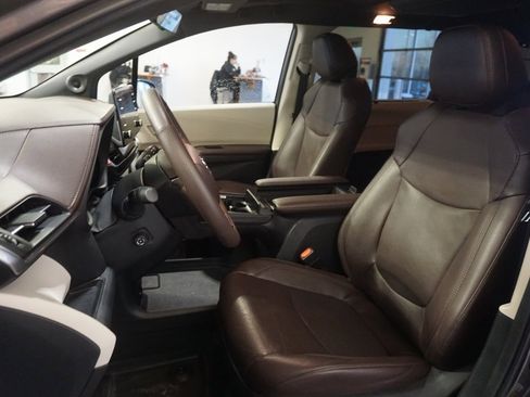 Used 2024 Toyota Sienna Platinum image 22