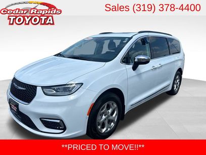 Used 2023 Chrysler Pacifica Limited w/ Uconnect Theater Family Group