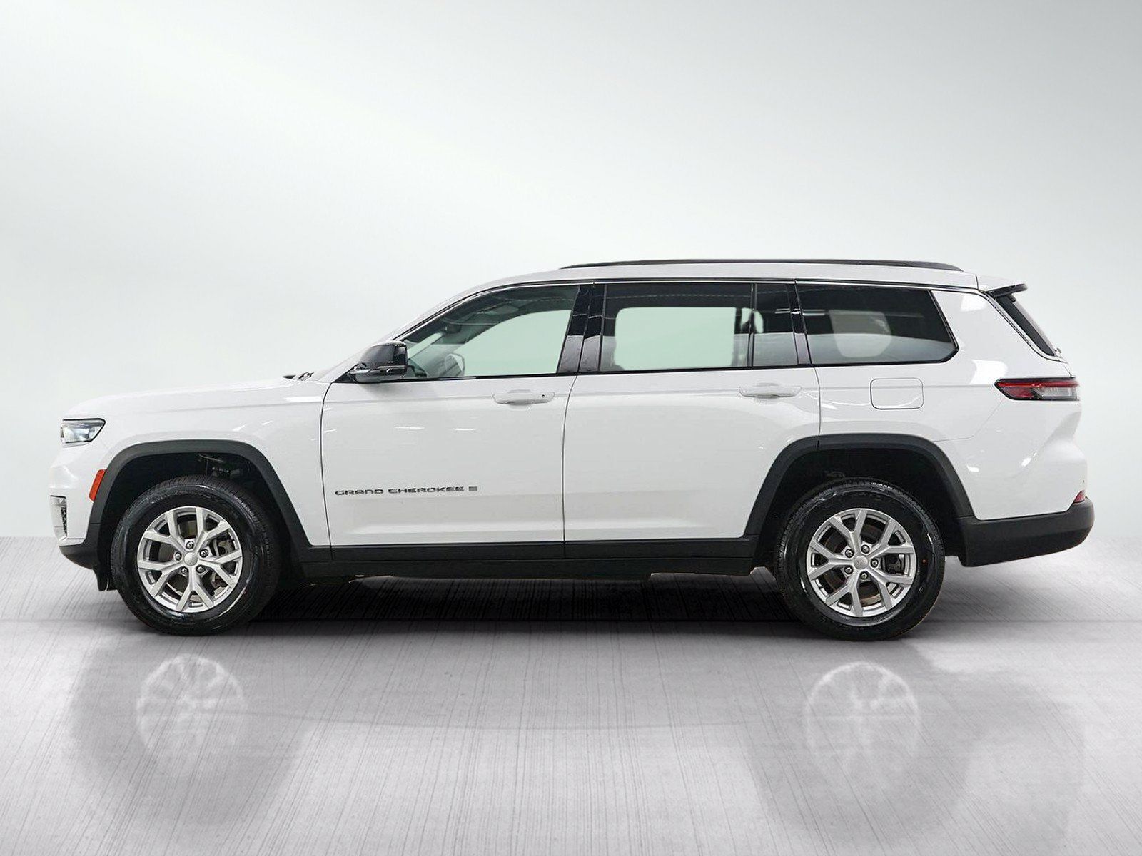 Used 2023 Jeep Grand Cherokee L Limited AWD/4WD image 2