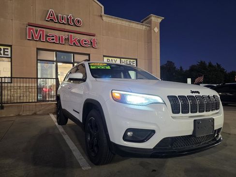 Used 2019 Jeep Cherokee Latitude Plus AWD/4WD image 3