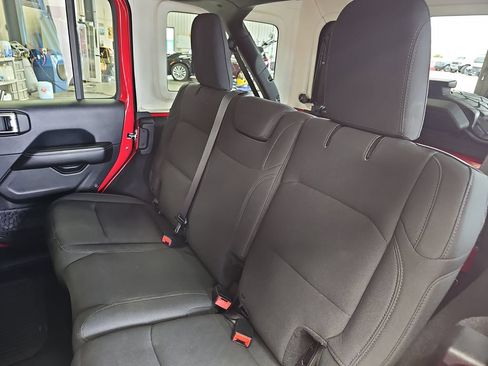 Used 2018 Jeep Wrangler Unlimited Sahara AWD/4WD image 13