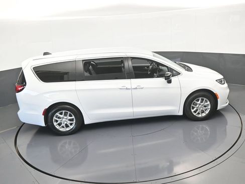 Used 2025 Chrysler Pacifica Select FWD image 48