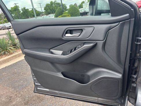 Used 2025 Nissan Rogue SV FWD image 18