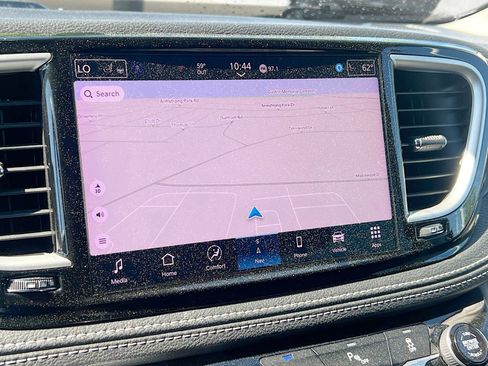 Used 2024 Chrysler Pacifica Limited FWD image 13