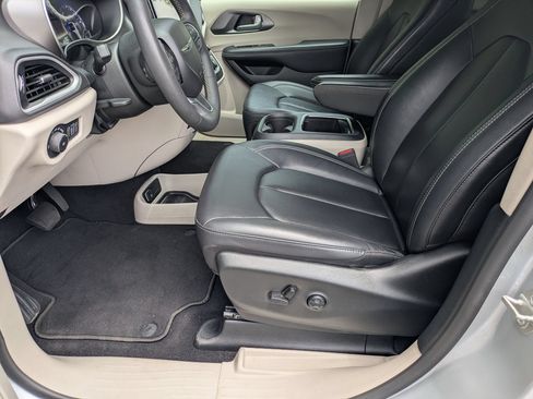 Used 2024 Chrysler Pacifica Touring-L FWD image 12