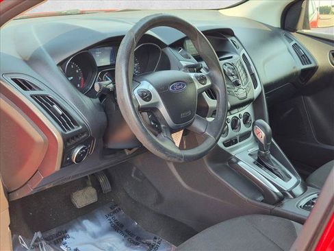 Used 2014 Ford Focus SE w/ SE Winter Package FWD image 9