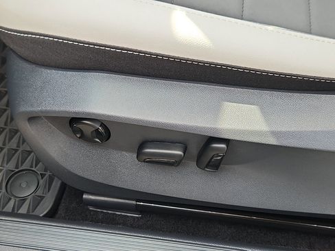 Certified 2025 Volkswagen Taos SE image 28